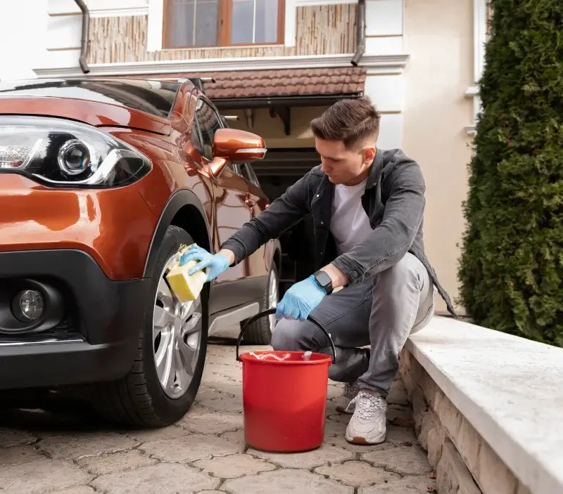Lavage auto à domicile Ponthévrard : professionnel intervenant sur un véhicule